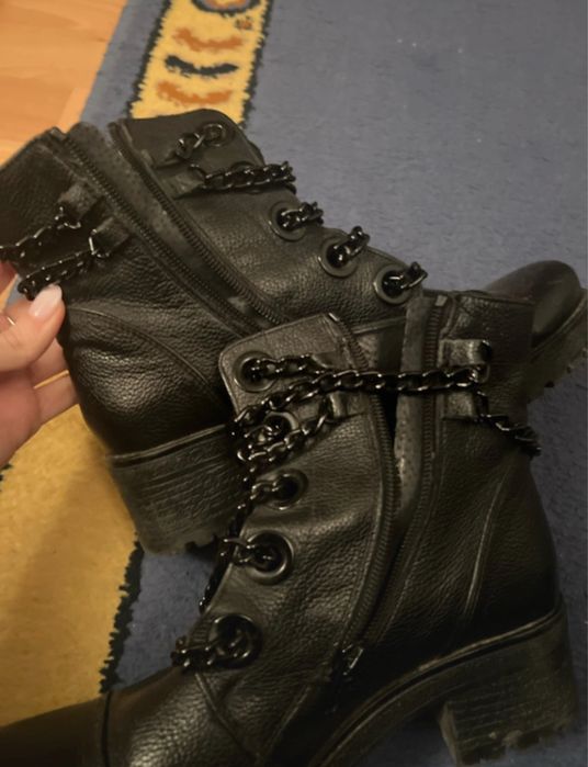 Bocanci cu accesorii din piele naturala