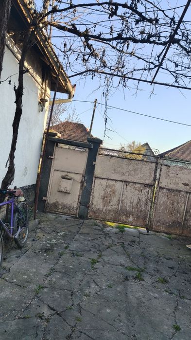 Două case de vânzare amândouă pe centru 42.000 și 20.000 negociabil