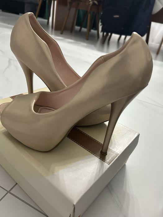 Pantofi cu toc nr 38