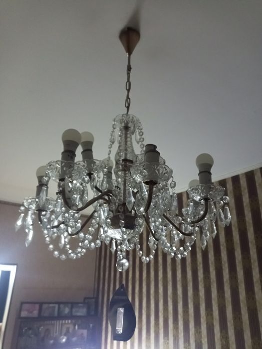 Продам две хрустальные люстры.