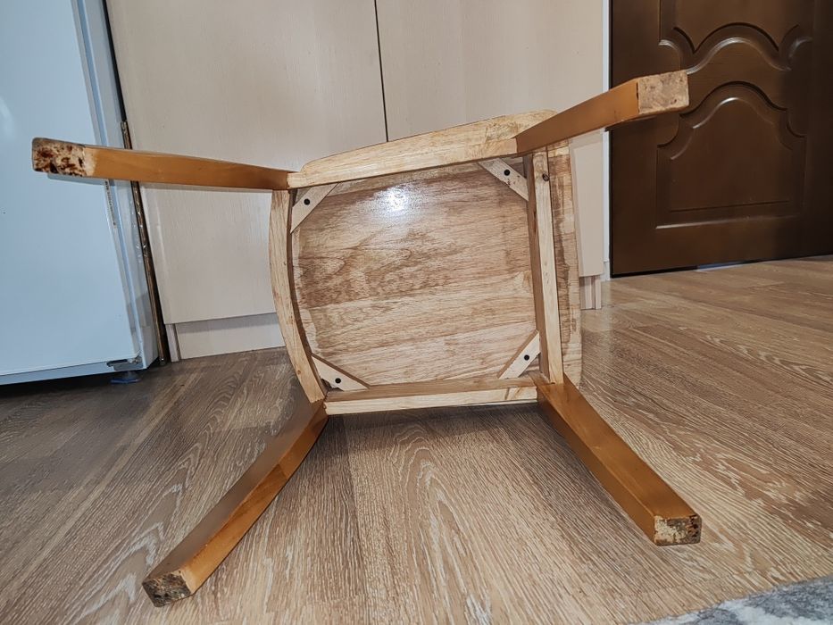 Деревянные стулья