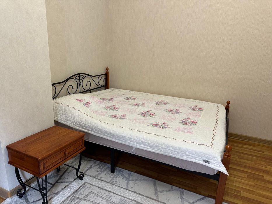 Продам кровать с тумбой