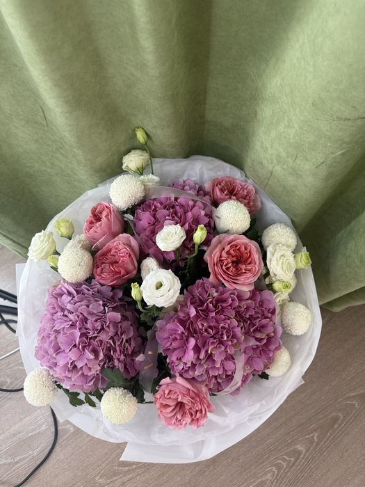 Цветы свежий красивые для дам доставка есть