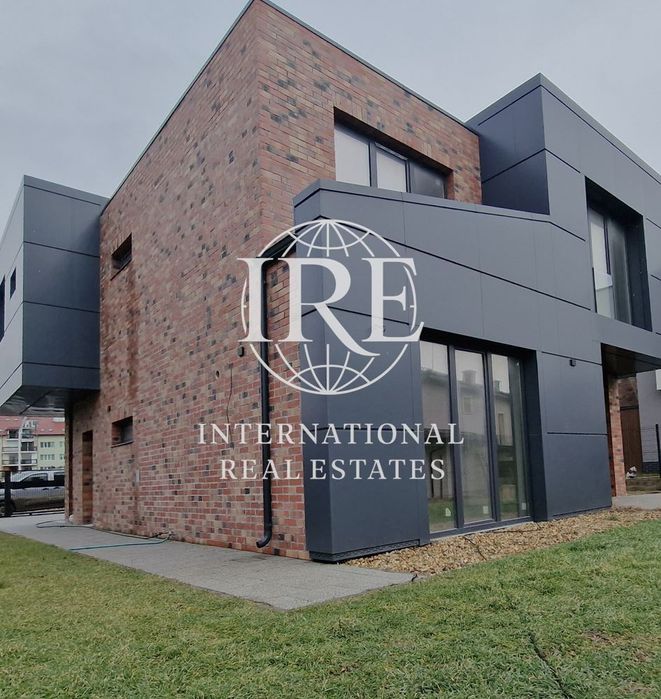 Иновативна двуетажна къща! Луксозен имот! На минути от морето и плажа!