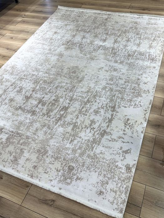 Продаю ковры белые