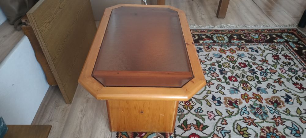 Дървена маса с плот от стъкло