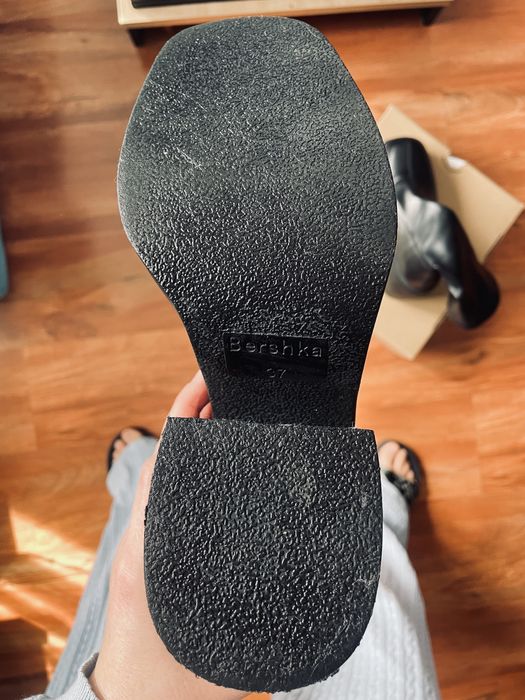 Боти на платформа Bershka