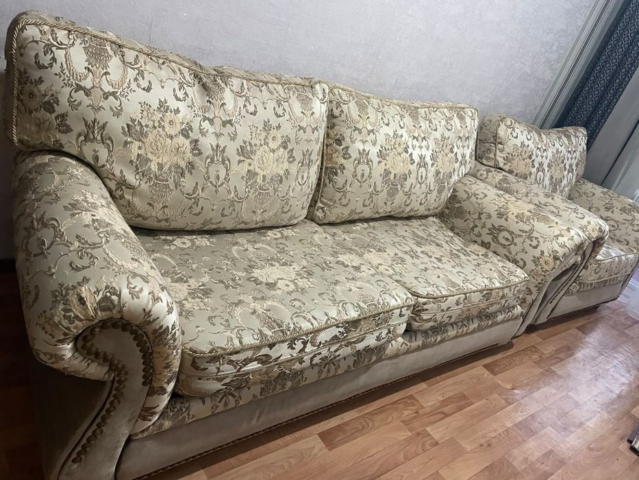 Диван екі креслосымен
