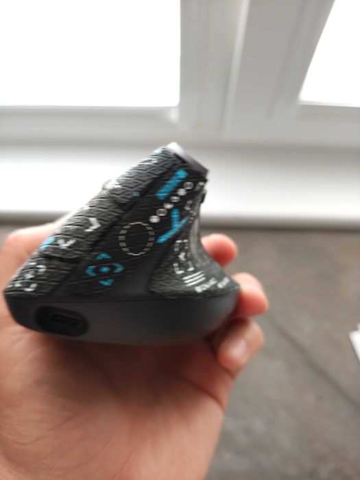 Logitech MX Vertical ергономична безжична мишка с Bluetooth и USB приемник