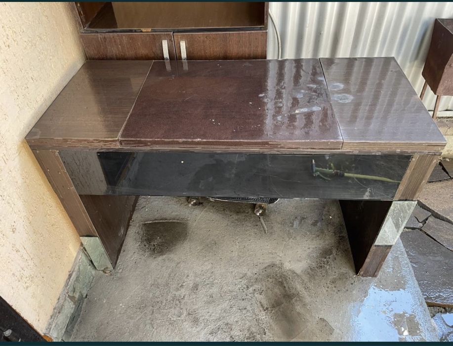 Шкаф и стол. Продам срочно