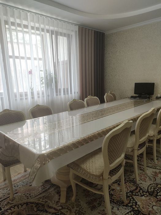 Стол со стульями в гостиную