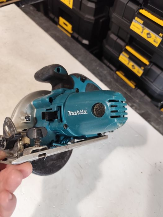 Акумулаторен ръчен циркуляр Макита Makita DSS501