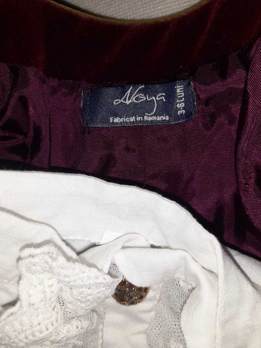 Costumas din catifea pentru botez