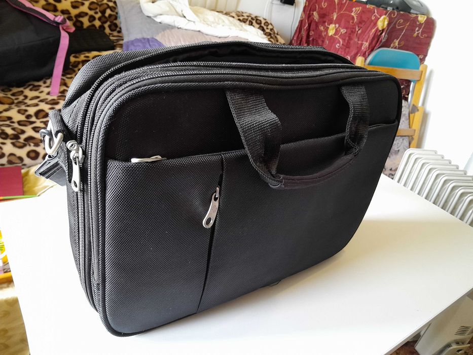 Vand geanta office in stare buna