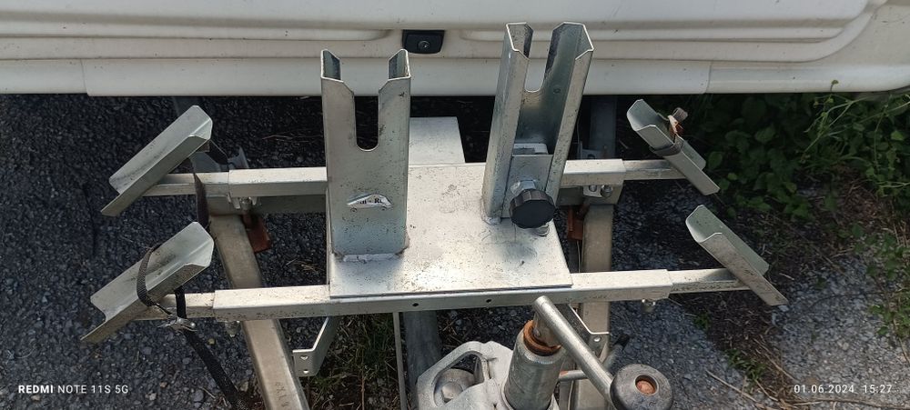 Продавам стойка за два велосипеда за каравана.