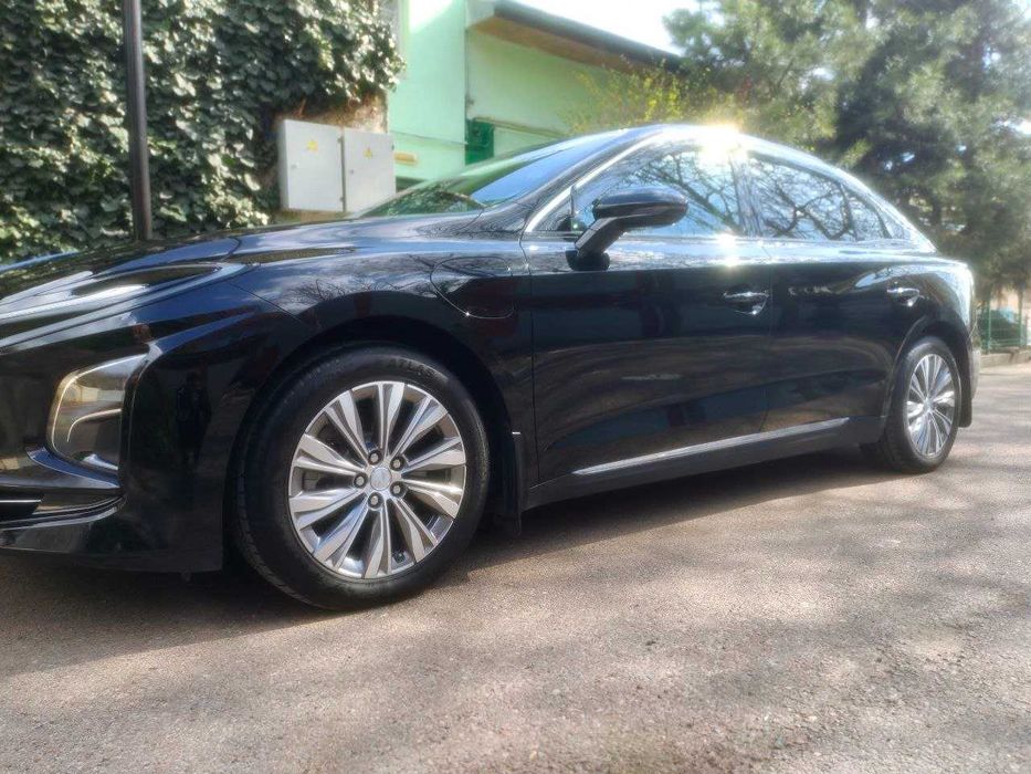 Электромобиль Hongqi H5