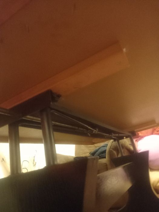 Masă cu sistem de ridicare și coborare