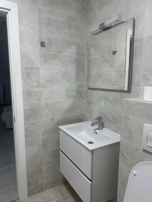 Ofer  spre inchiriere  apartament cu loc parcare si boxa demisol incluse