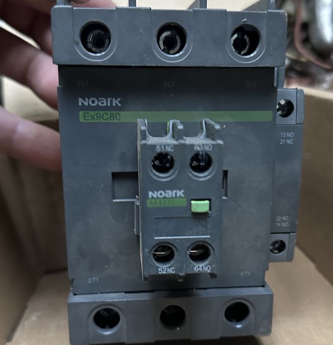 Contactor monifazat