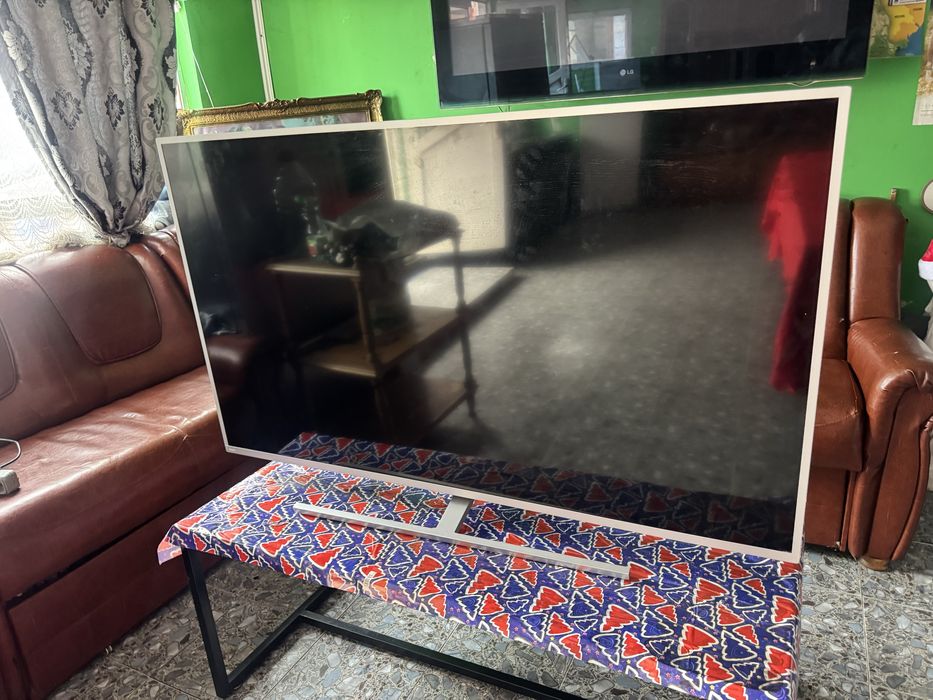 Vand doua televizoare mari smart tv led