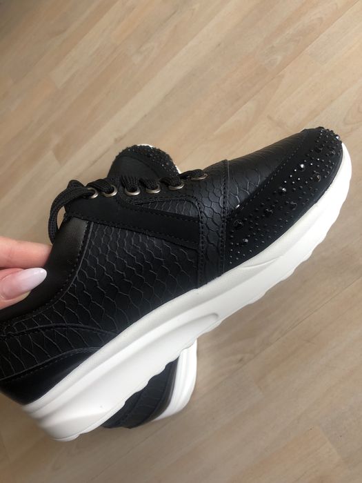 Черни обувки маратонки с камъчета