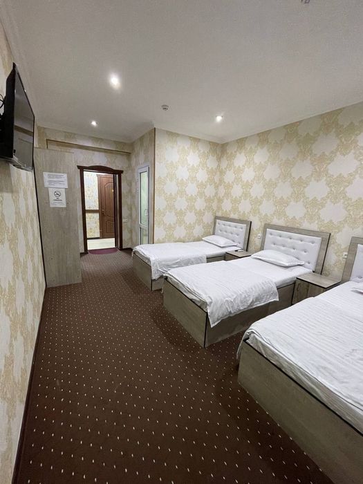 Registon maydoni roparasida joylashgan hostel