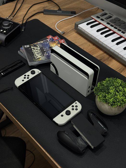 Nintendo Switch OLED + 3 игры
