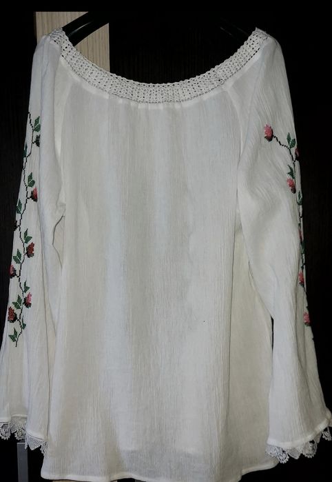 Ie tradițională cusuta manual