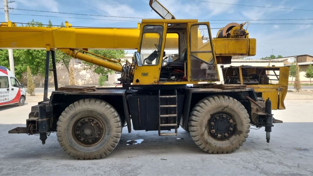 Avtokran sotiladi 20tonna 1992yil ishlab chiqarilgan