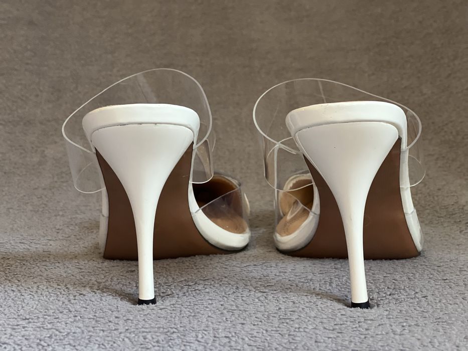 Дамски бели токчета Alaia