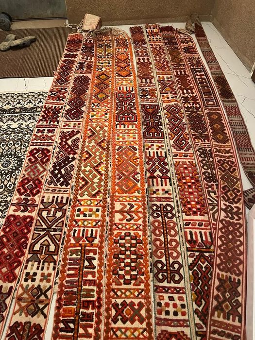 Басқұр ұлттық қолөнер лер сатылады