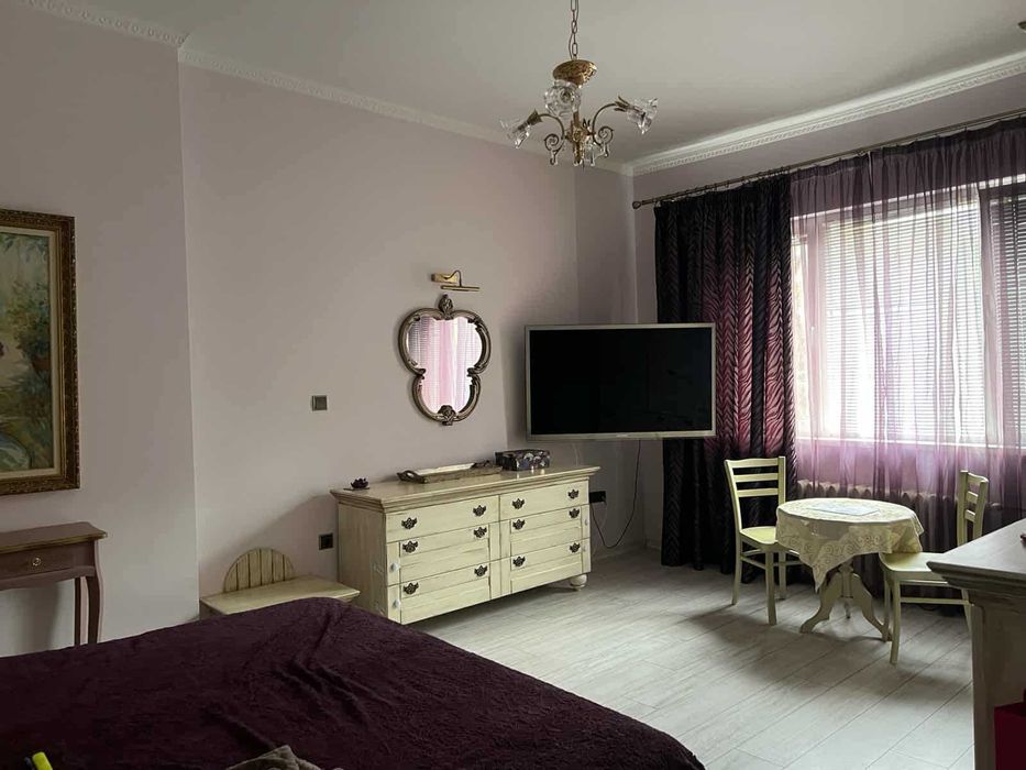 Дава се под наем Тристаен апартамент в София, Център - 130 кв.м за 1300 € - Снимка #2