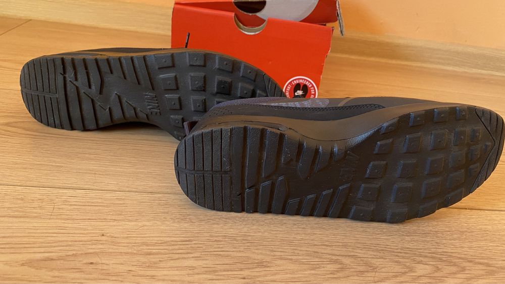 Маратонки Nike номер 40, но отговарят на 39