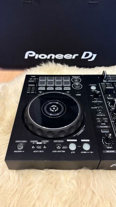 Vând consola Pioneer DJ DDJ-400, folosită de câteva ori în casa.