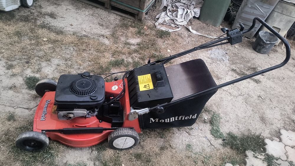 Vand masina pentru gazon cu pornire la cheie