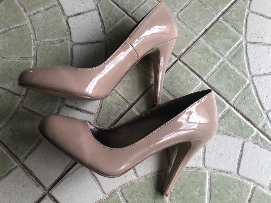 Pantofi bej din lac foarte frumosi