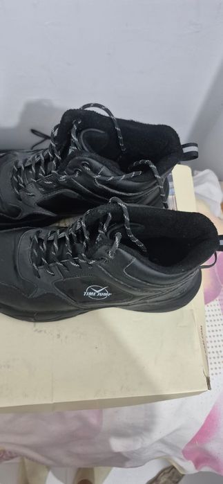 Кроссовки уни черный цвет.