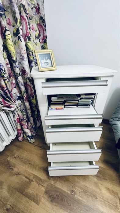 Раздвижной белый комод, с ручками.