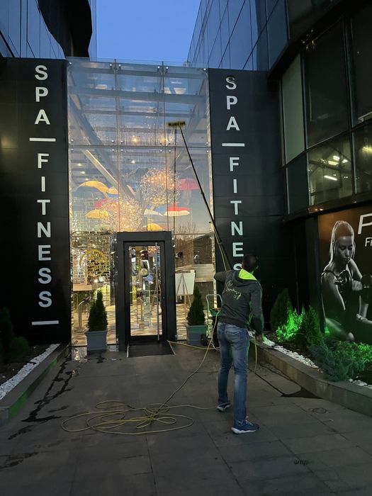 Почистване на фасади и соларни панели цялата страна