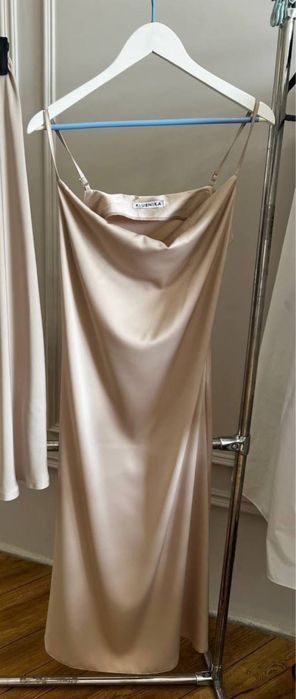 Бежевое платье комбинация