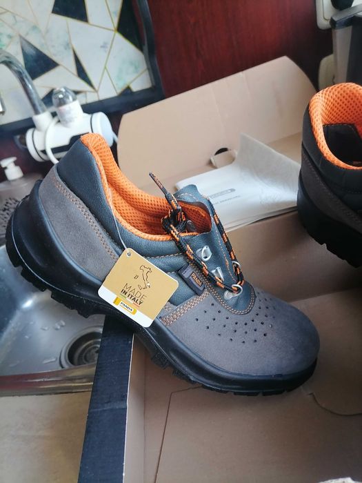 Нови работни обувки 46номер италиански