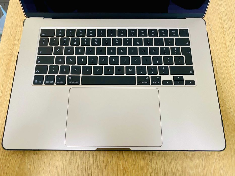 ЧИСТО НОВ !!! Apple MacBook Air 15", M4, 16GB RAM, 512GB, Starlight