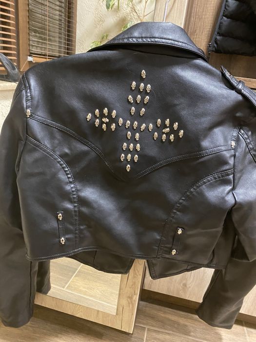 Късо кожено яке.