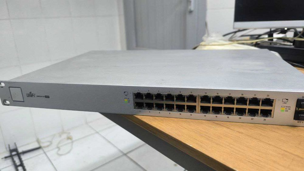 Коммутатор Ubiquiti UniFi Switch 24-250W (US-24-250W)