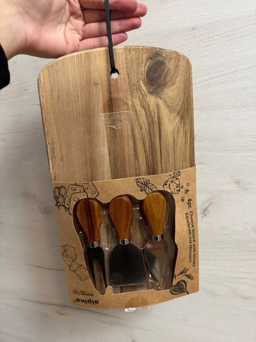 Set platou brânzeturi din lemn Alpina cu 3 cuțite – design elegant