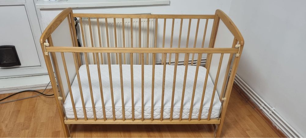 Pătuț Timmi din lemn masiv de pin și mdf cu saltea de cocos 120x60