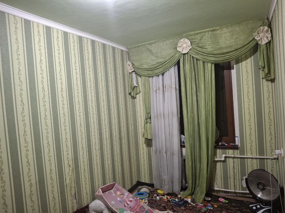 Nizomiy 16 b da 4 xonali kvartira sotiladi