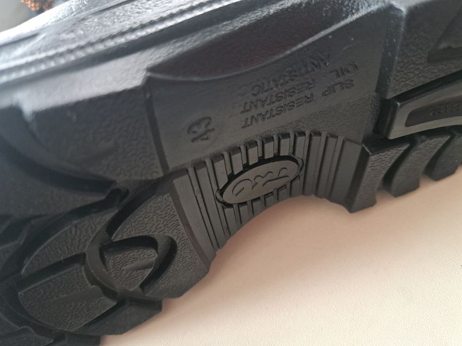 Продам обувь рабочую