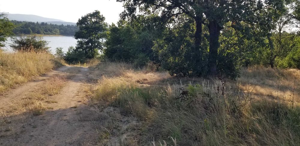 парцел на брега на язовир до Казанлък