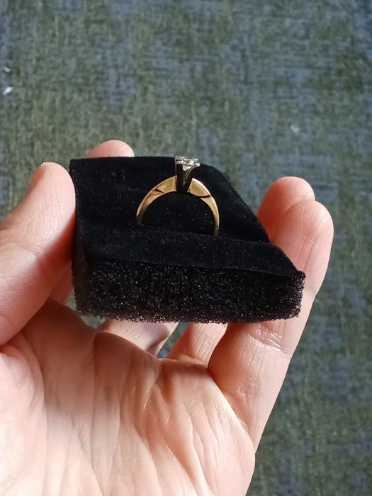 Продам кольцо с бриллиантом